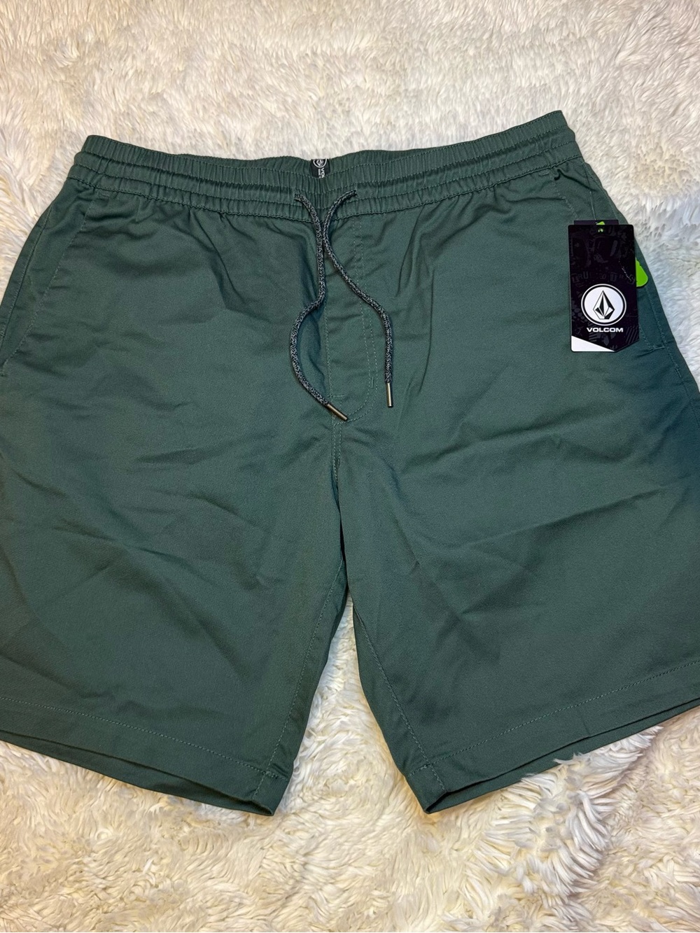 NWT Volcom Men's XL Forest Green casual shorts no liner 9” inseam
